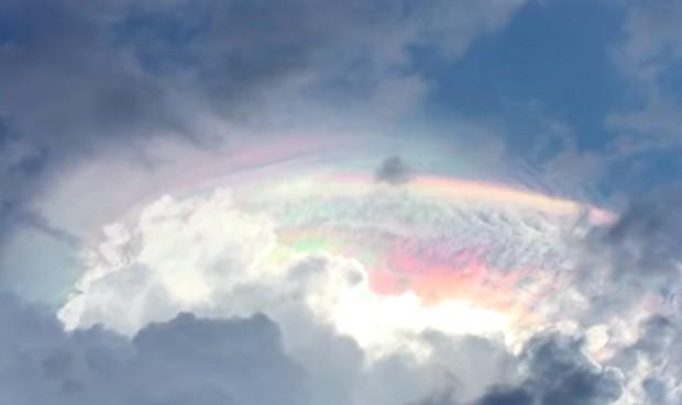 Foto Pileo, misteriosa nuvola multicolore in Costa Rica.