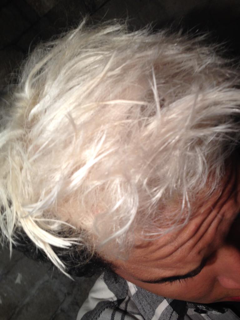 ferchousxD's tweet photo. De esas veces que pelo blanco. #WhiteHair http://t.co/ePl95haQJB