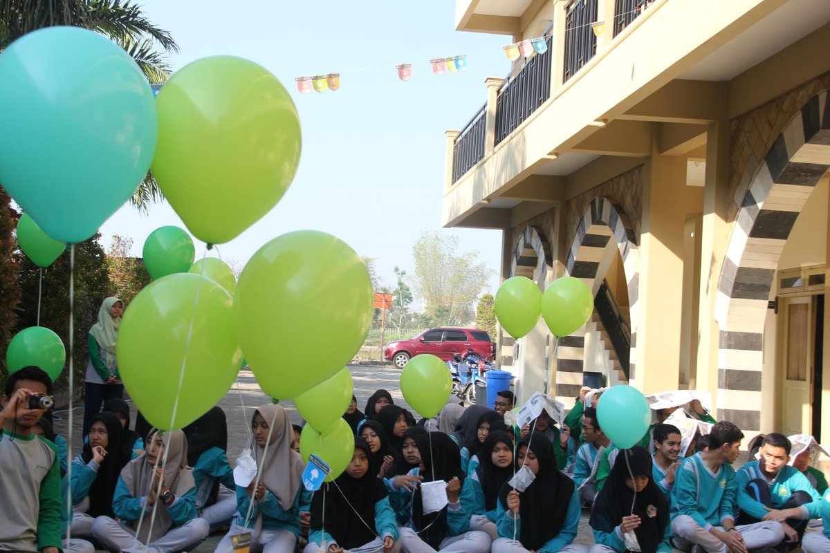 Pagi ini, tim Sabilillah FRESH melepas ratusan benih tanaman kangkung! 
#GreenSchoolFest