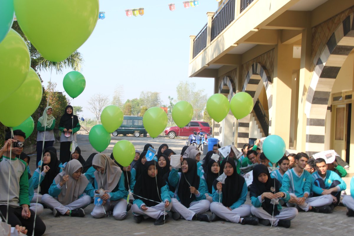 Aksi ini ditujukan agar tanaman yang jatuh dari balon bisa tumbuh di banyak tempat!
#GreenSchoolFest <a href="/GreenSchoolFest/">GreenSchoolFestival</a>