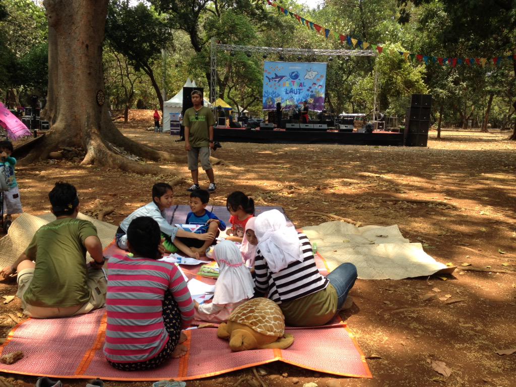 GreenpeaceID's tweet photo. Menikmati teduhnya taman sambil mengikuti workshop video dari @RapplerID hanya di #FestivalLaut http://t.co/ifDKpdtbDL