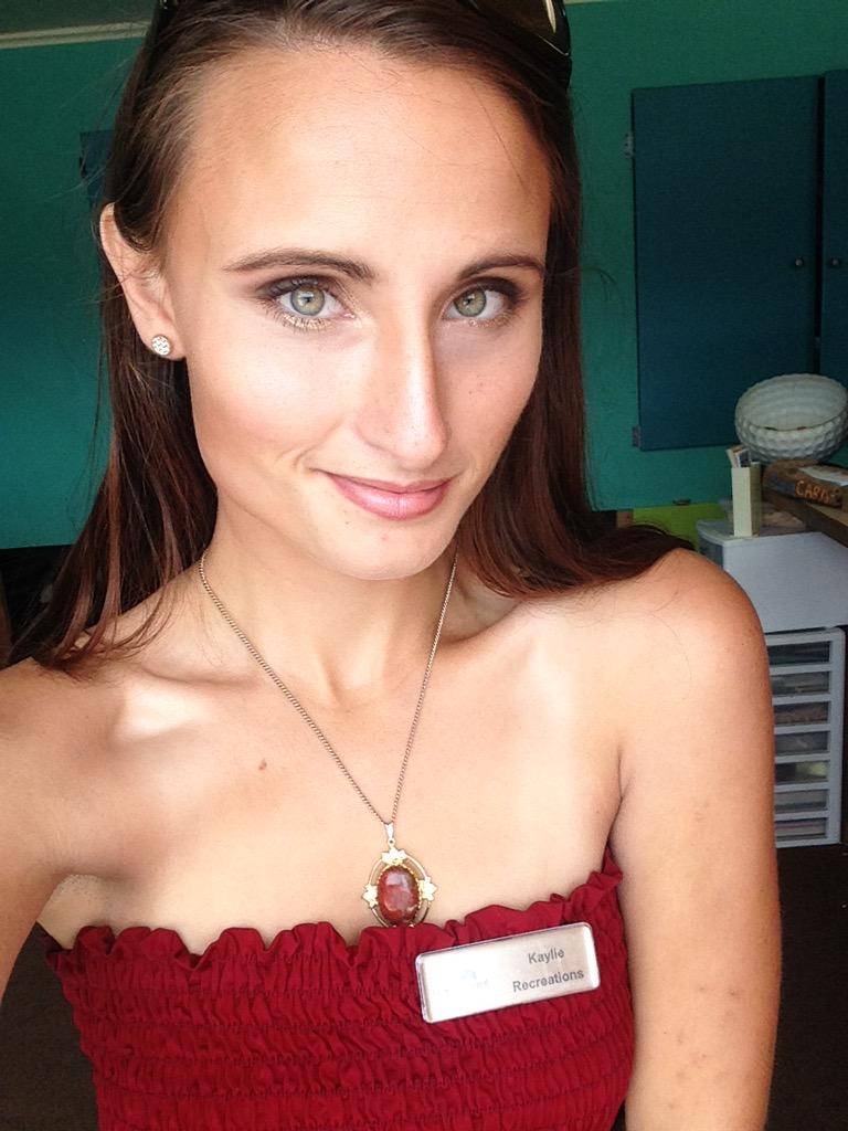 KronbauerKaylie's tweet photo. Make over at work!! #coworkersgavemeamakeover #holymakeup ππππ© http://t.co/LC3RHkhbRF
