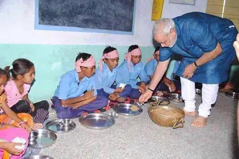 iakash_sharma's tweet image. गरीबो का निवाला 5.6 इंच वालो को खाते देखा होगा-
पर गरीब बच्चो को भोजन कराने का काम 56 इंच के सीना वाले ही कर सकते है॥