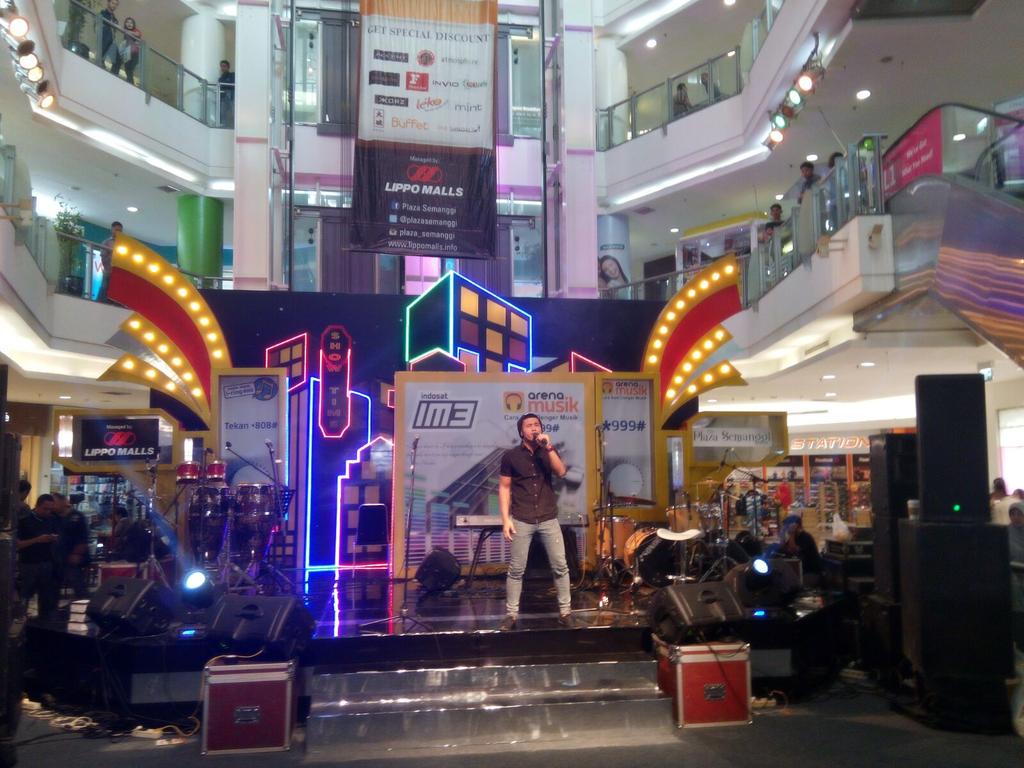 .@UbayIDOL8  #FallingInLove LIVE di @PlazaSemanggi <a href="/arena_musik/">Indosat Nadaku 808</a> <a href="/ubayoursIND/">Ubayours Official</a>