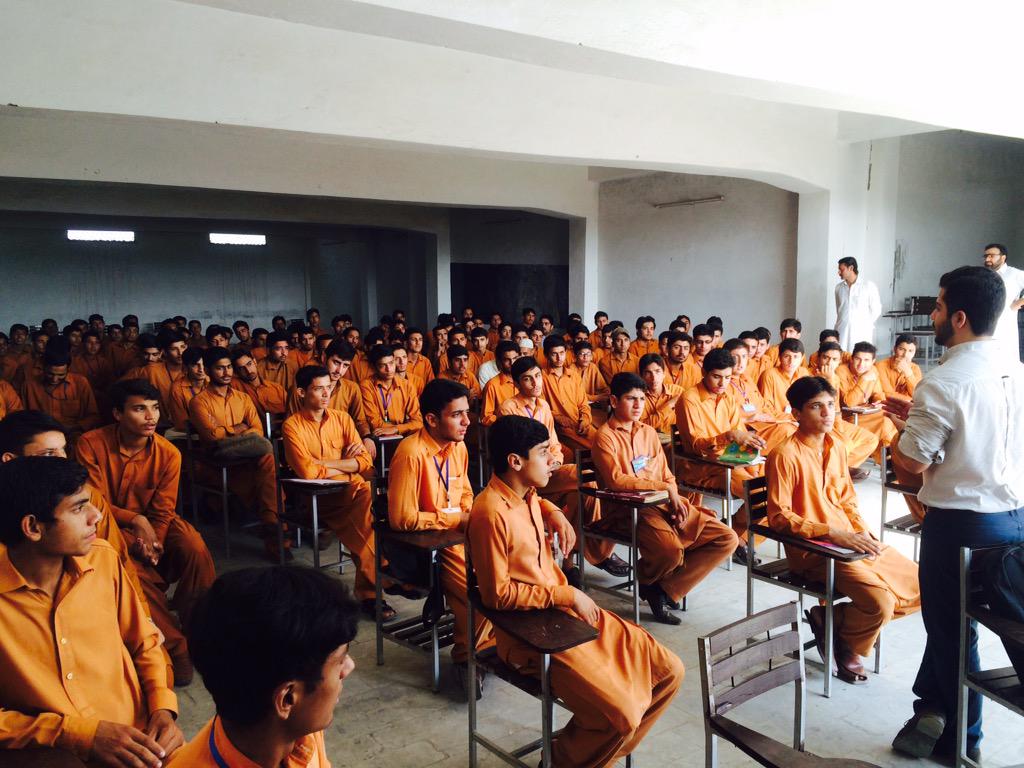 hsaeed92's tweet photo. Just got done speaking to 220 students at New Islamia School, Charsadda regarding #KLYESProgram. @yesprogramnews http://t.co/CjLxd0ObTq