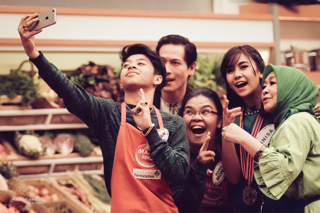 "<a href="/yurisdewandaru/">Yuris D. 📸</a>: Selfie eh welfie timee... <a href="/AnisaRahma_Adi/">Anisa Rahma Adi</a> <a href="/bastiansteel/">Bastiansteel</a> #DapurMamaSeru "