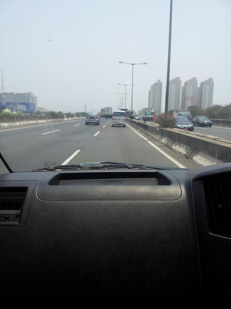 aminarmada's tweet photo. @RadioElshinta lalin tol priok arah pluit ramai lancar di dua arah http://t.co/K4zqqWWKou