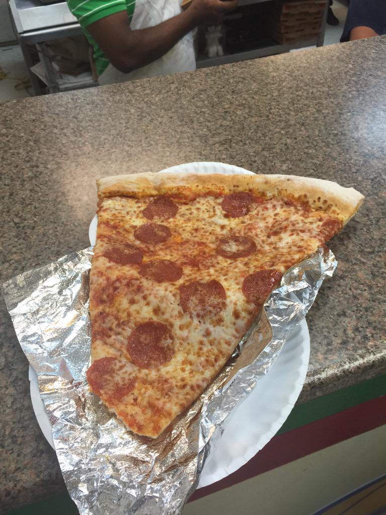 Byrd_Certified's tweet image. This big ass slice of pizza 😆 #reallytho #pizzabolis #drunktweet