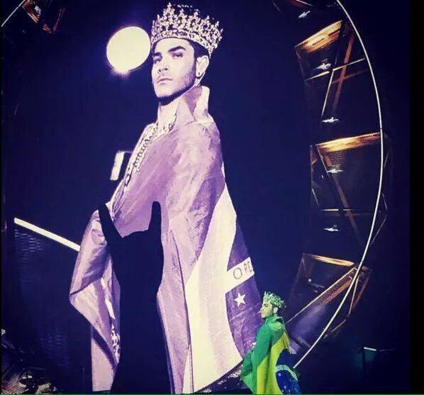 NotIsACoolChild's tweet image. #QueenNoMultishow Acho que vou deixar essa foto de papel de parede. Pra toda vez eu lembrar do lacre.