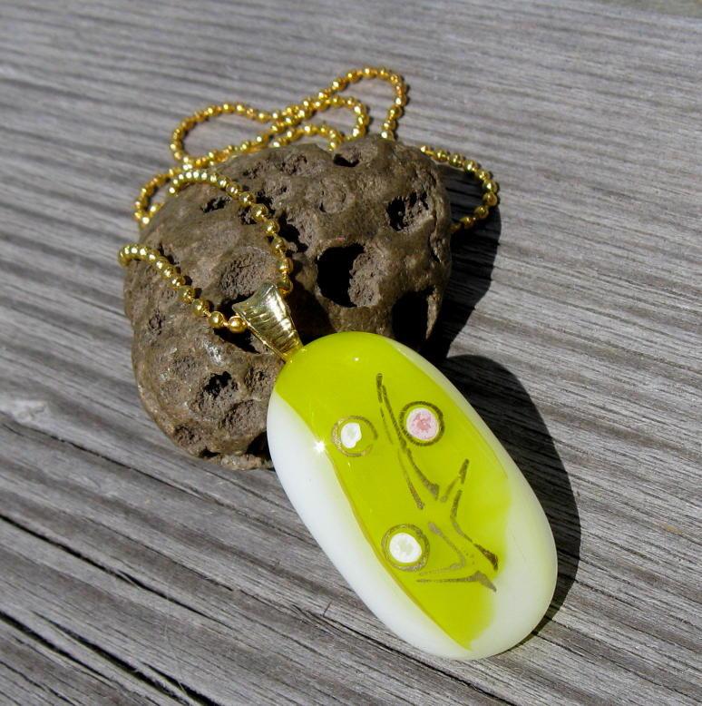 Emotional_Oasis's tweet photo. Fasntasy Berries Fused Glass Necklace https://t.co/EbgXBROTUq #jewelryonetsy #BrightFun http://t.co/lU6nNHELx3