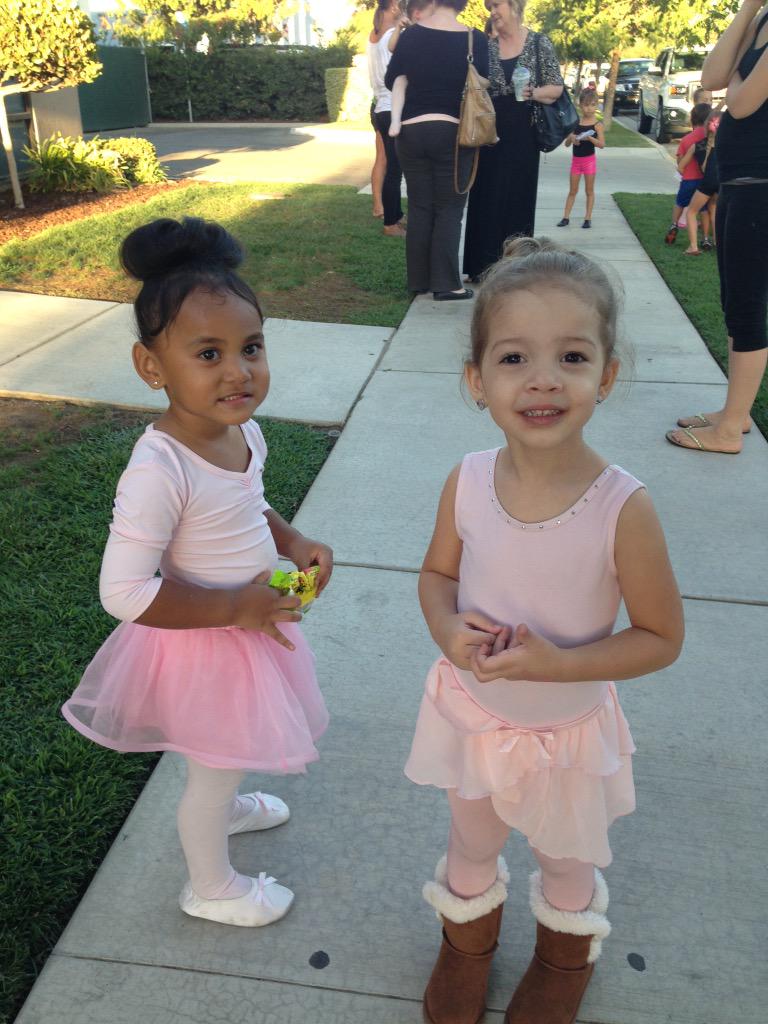 Cathuurrrrnnn's tweet photo. So A made a pal at dance. Her name is Ariel &amp; she is 9 days older than Aurora! #PrincessFriends #DanceBuddies 👸🏼👸🏽👯😍 http://t.co/66ZXaZQ9Iw