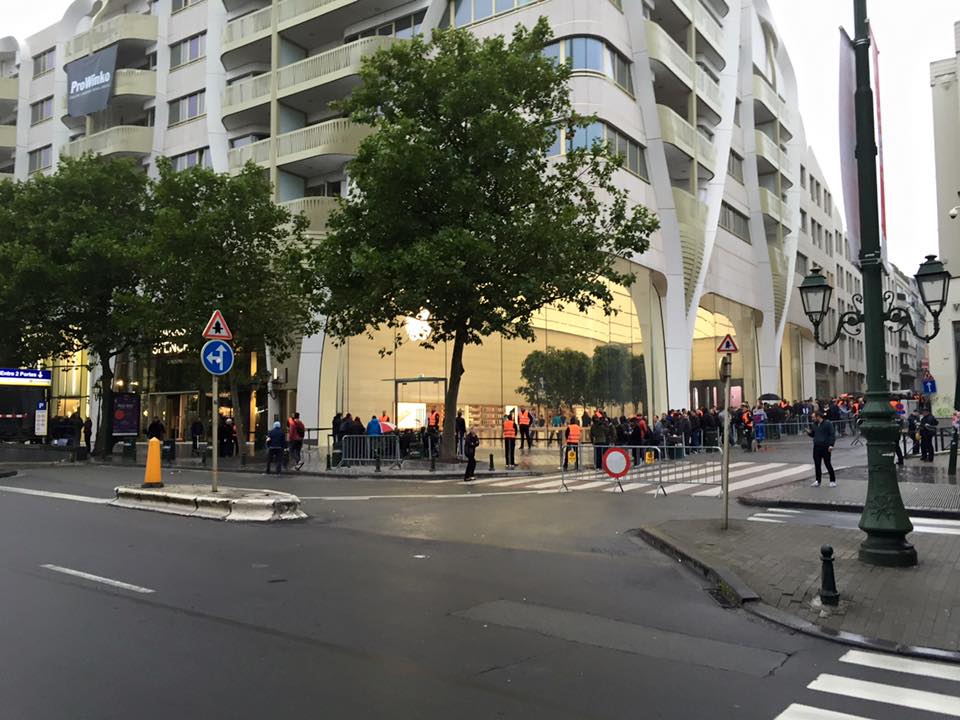 applevlaanderen's tweet photo. Het is al behoorlijk druk voor de #AppleStoreBrussel 200 wachtenden! http://t.co/XLrIpsrdBi