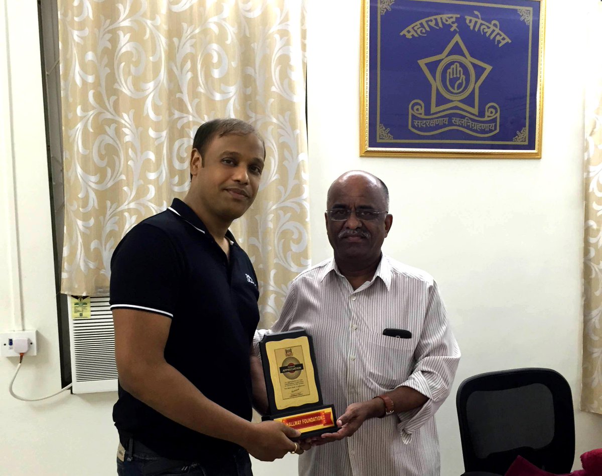 HALLWAYin's tweet photo. @hallwayfoundatn President @HrishikeshChury with Shri Deepak Katkadeji (ACP, Mumbai)
http://t.co/TMpaFeAz3G http://t.co/pqN7IiHc48