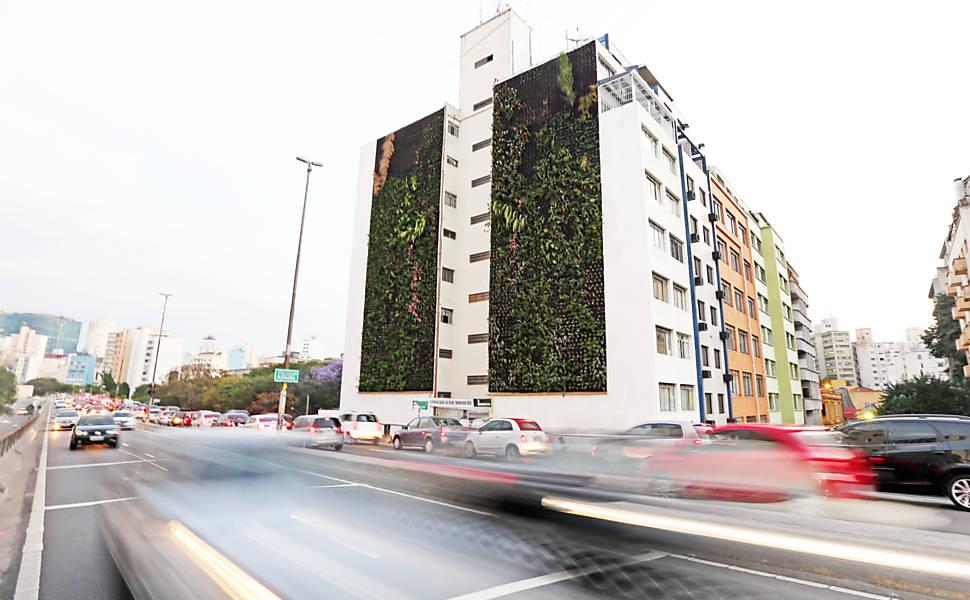 folha's tweet photo. Jardim vertical dá um refresco ao barulho e à poluição do Minhocão http://t.co/gEyJNarU7P http://t.co/JE3vTB8aEH