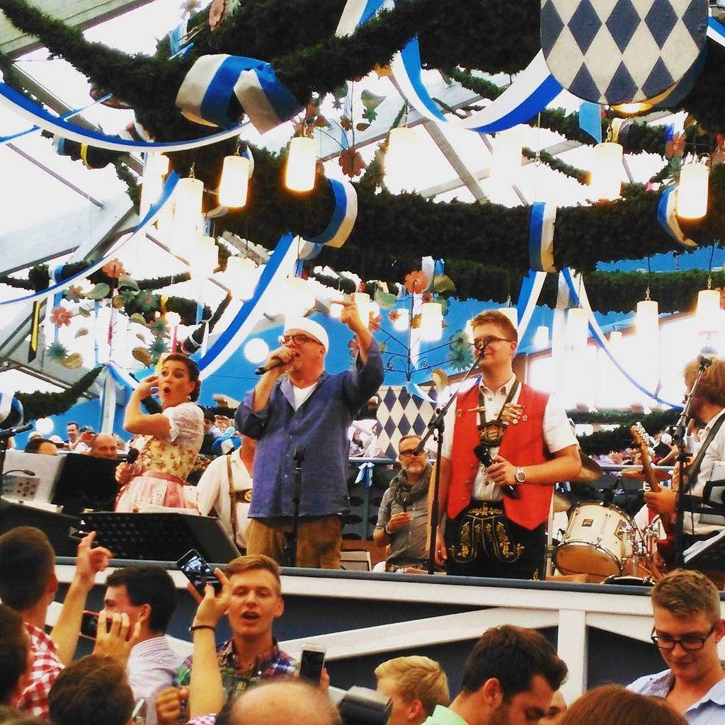 wiesn_season's tweet photo. DJ Ötzi at the Schottenhamel tent! O'zapft is! 🍺🙌
#wiesn #oktoberfest #munich #muenchen #münchen #bier #beer #dirnd… http://t.co/Mzxq7HF6OI