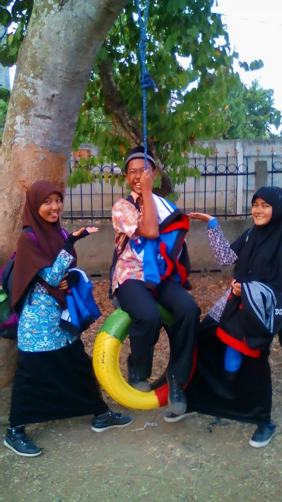 Mailani14's tweet photo. @YayasanSemut  #AkademiPemimpinIndonesia #API
Pulang boleh capek, tapi buat beraksi selfie ria gaboleh capek dong http://t.co/Pkmsbjrv9A