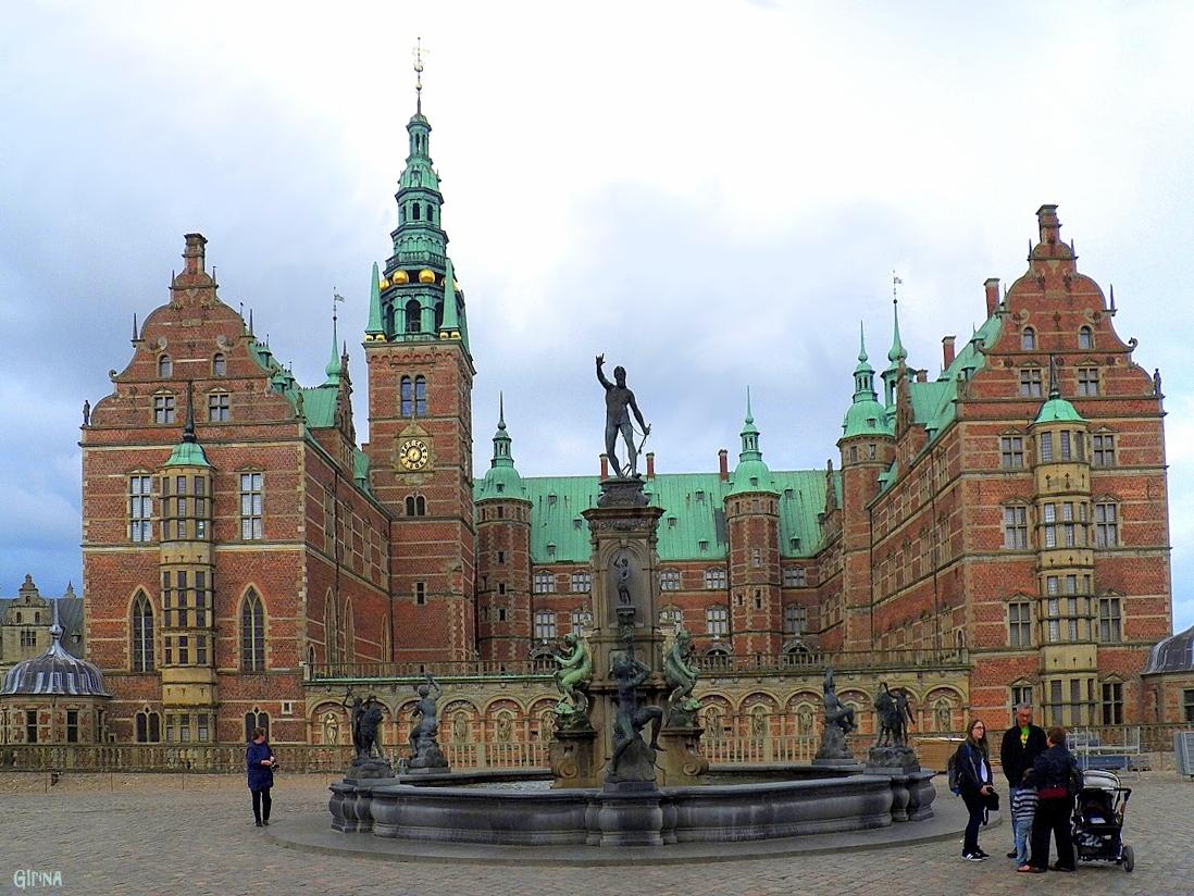 AncaBaluteanu's tweet photo. Frederiksborg Castle, Hillerod, Denmark http://t.co/7HEHOQPxmd