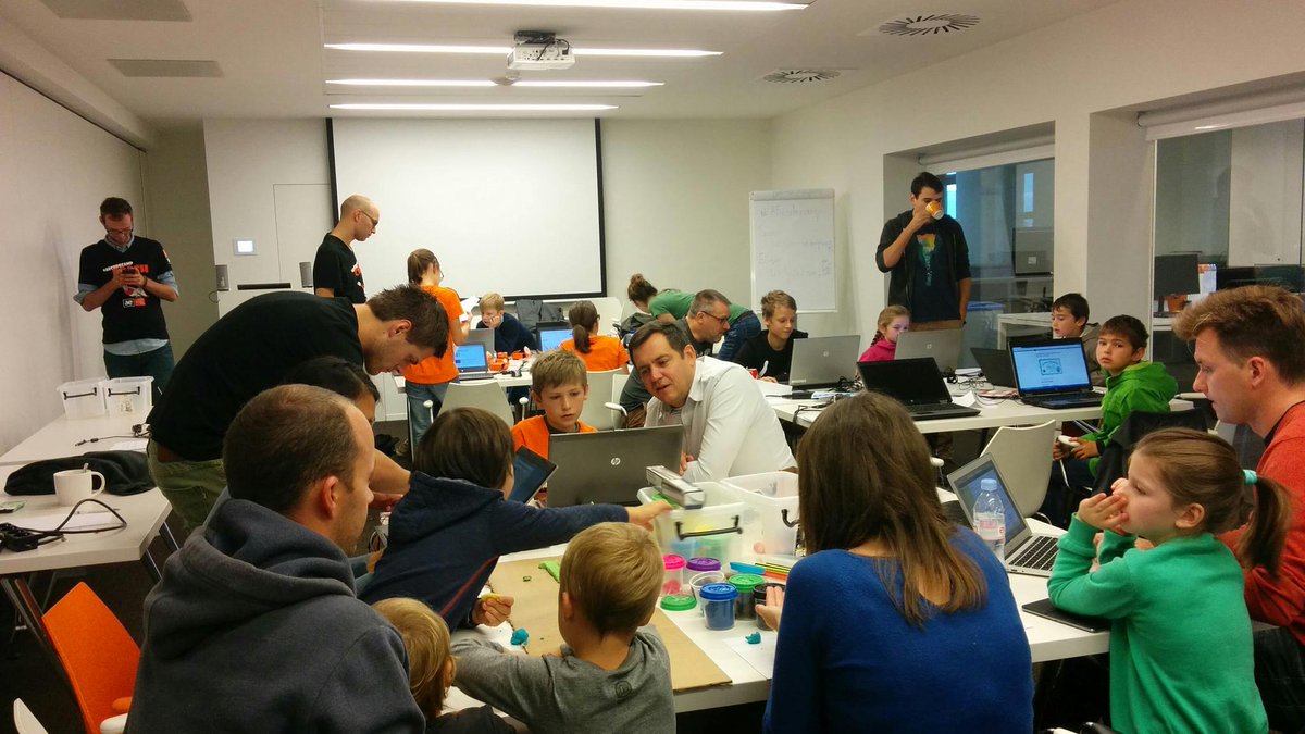 jovaneyck's tweet image. Full house at the first #AECodeCamp of the year! @AE_NV @codeorg @scratch @MeetEdison