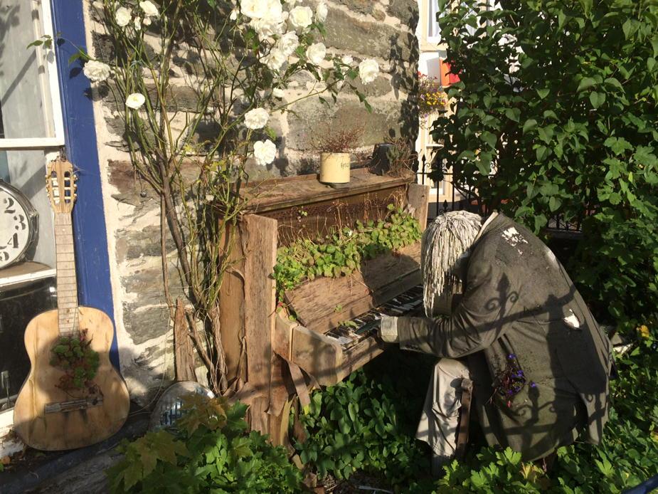 buffysintheboot's tweet photo. Old dude on his piano @WHRfeed http://t.co/pb6zn8tJH8