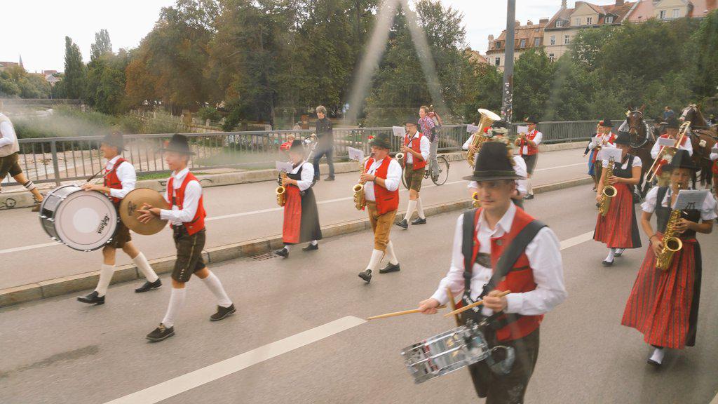 LLorenzOO's tweet photo. In München ist alles bereit für die  #wiesn2015. Wichtiger ist heute aber die Hochzeit von @inseldenker #NiefForLife http://t.co/Ss6SiWJfbg