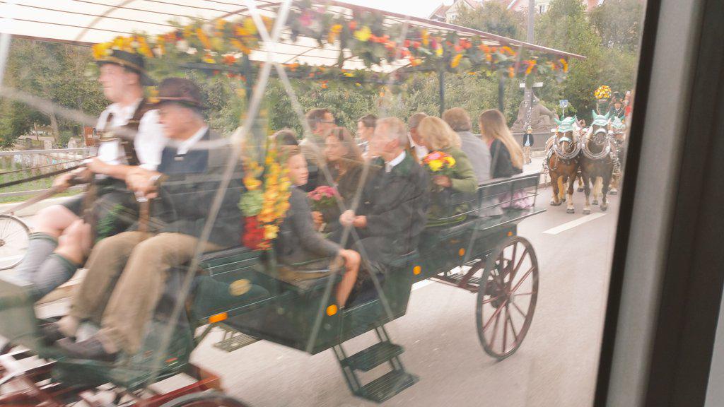 LLorenzOO's tweet photo. In München ist alles bereit für die  #wiesn2015. Wichtiger ist heute aber die Hochzeit von @inseldenker #NiefForLife http://t.co/Ss6SiWJfbg