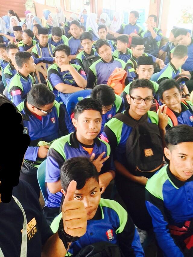 swdaun's tweet photo. Thank you adik adik SMK Rahmat sebab bagi kerjasama yg boek! Belajar rajin rajin okay?
P/s : saje taknak tunjuk muka http://t.co/GPiFGtKNKD