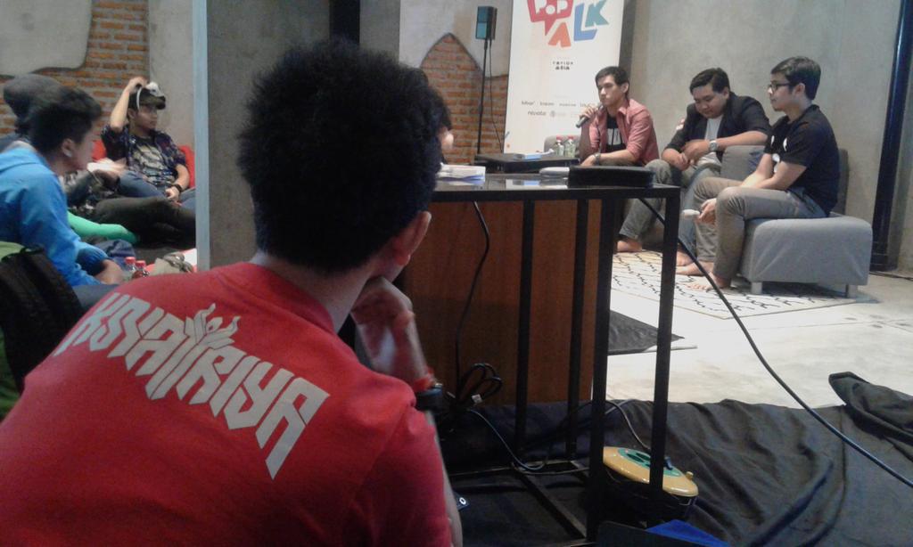 Popcon_inc's tweet photo. Wiiih @kshatriyasaga fokus banget nyimaknya. Padahal abis ini mau present karya :D http://t.co/pOSgXTwRZ5