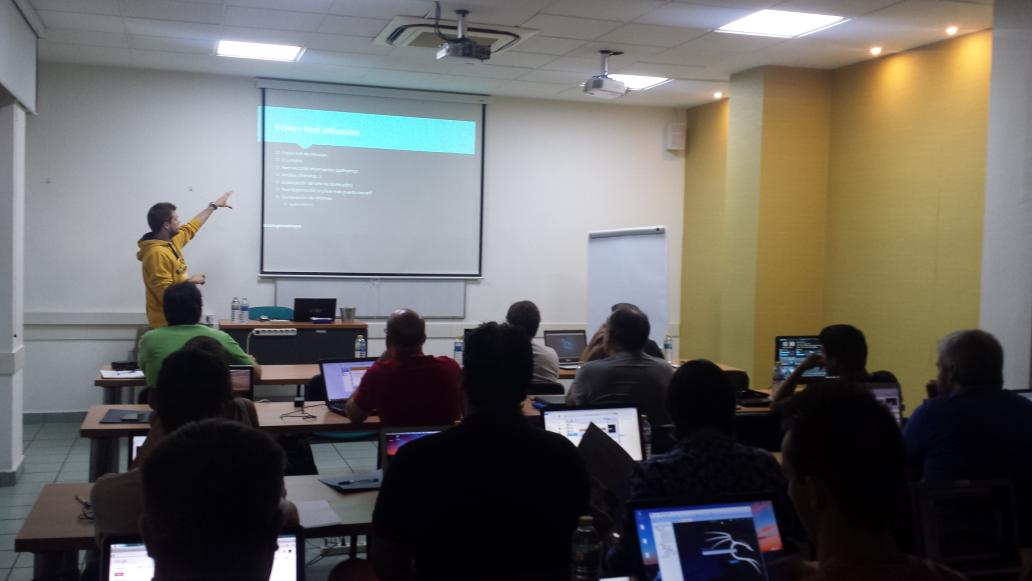 taesformacion's tweet photo. Comenzamos #LabsTaesSecurity #Pentesting con #Kali y #Mestasploit con @pablogonzalezpe @taesformacion #HappyHacking http://t.co/FXDKmt7LZN