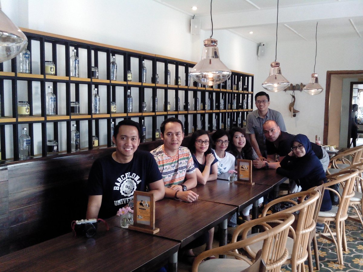 riAnindya's tweet photo. Happy lunchie.. good foods good ambience good friends.. @Missbee #missbeegogreen http://t.co/BmaVpmZZH7