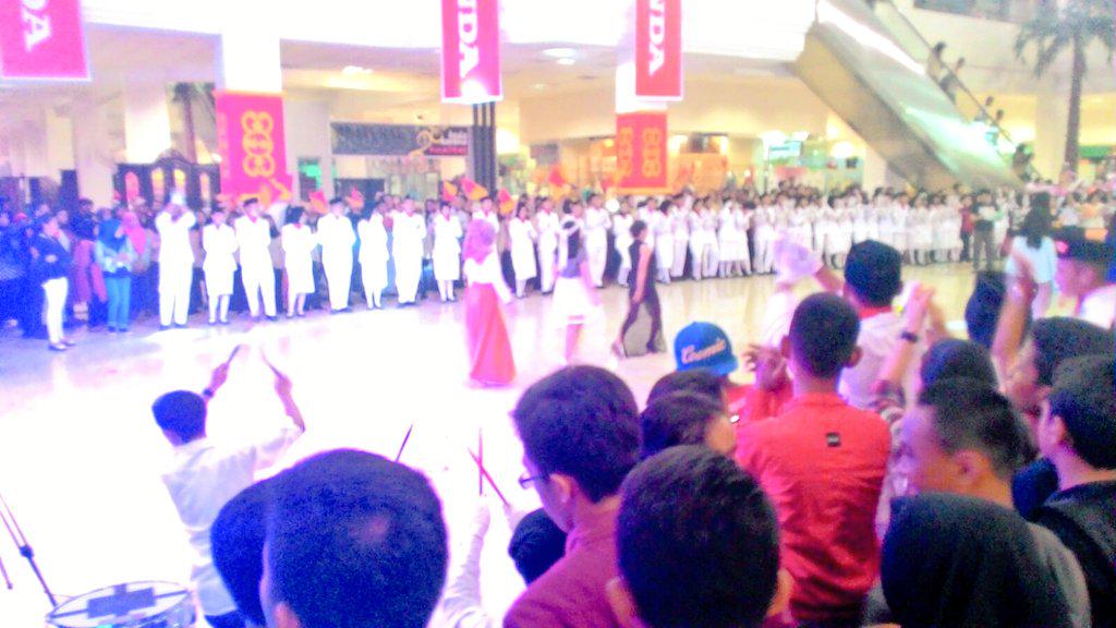 HondaJagoanku's tweet photo. Ekskul Paskibra dari #SMADAS #HondaJAS2015 di @MallGTCMakassar Honda Speed Heroes #Sonic150R #MotornyaJagoan http://t.co/7O1HkvncaF