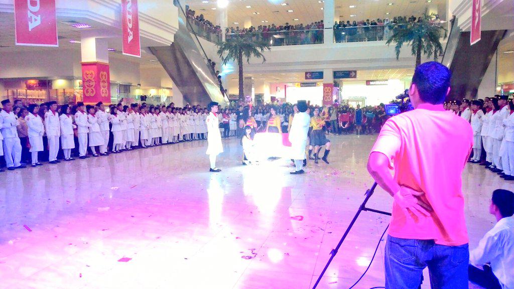 HondaJagoanku's tweet photo. Ekskul Paskibra dari #SMADAS #HondaJAS2015 di @MallGTCMakassar Honda Speed Heroes #Sonic150R #MotornyaJagoan http://t.co/7O1HkvncaF
