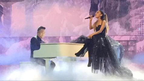 @ArianaGrande anoche actuando en Houston #TheHoneymoonTour
