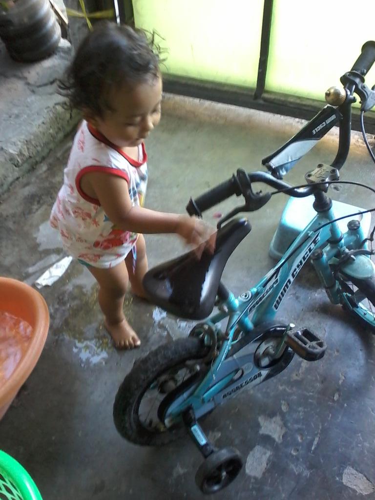 Gek andin sedang sibuk bersihin sepeda 😊