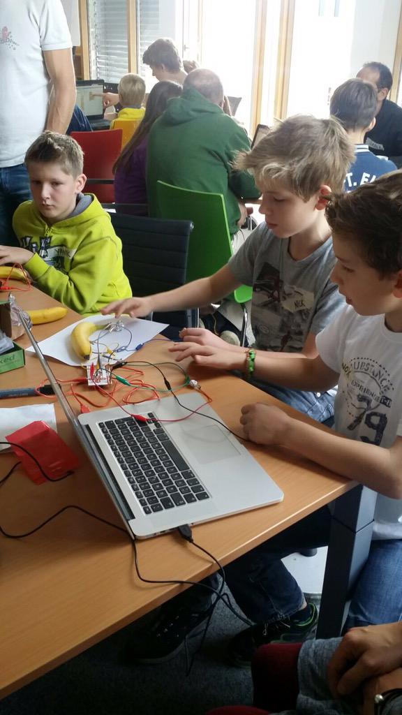 CoderDojoKassel's tweet image. Klavier und Pacman mit Äpfel und Bananen beim #cdks