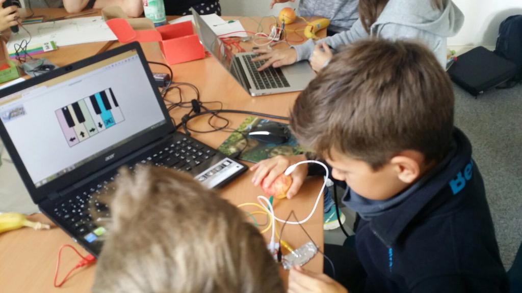 CoderDojoKassel's tweet image. Klavier und Pacman mit Äpfel und Bananen beim #cdks