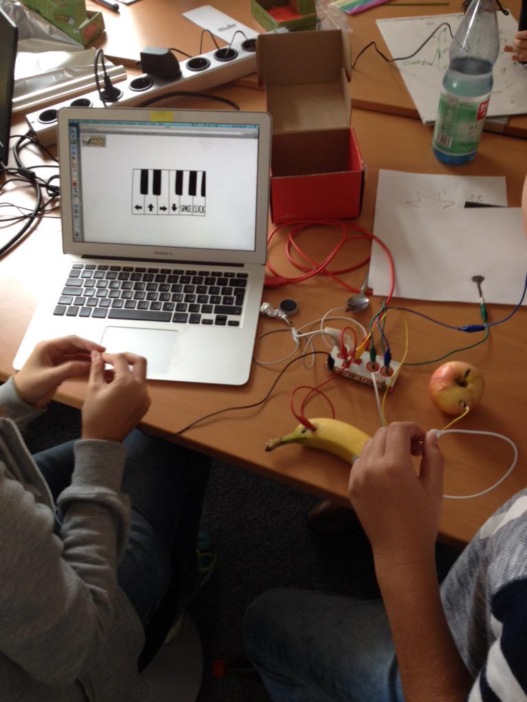 micronautz's tweet image. Pacman mit Äpfeln steuern, Piano mit Bananen spielen. #cdks @CoderDojoKassel @Micromata