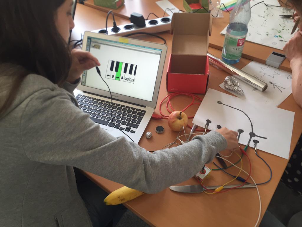 CoderDojoKassel's tweet image. Makey Makey ist der Hit #cdks 😻