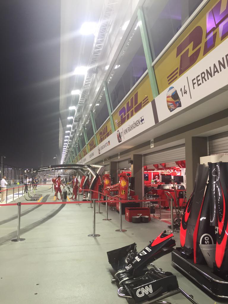 HalcyonEventsF1's tweet photo. Countdown to #qualifying with teams preparing #SingaporeGP #f1 #pitlane #nightrace @F1NightRace http://t.co/haotCJXHzG