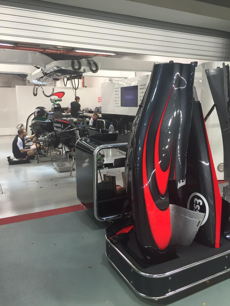 HalcyonEventsF1's tweet photo. Countdown to #qualifying with teams preparing #SingaporeGP #f1 #pitlane #nightrace @F1NightRace http://t.co/haotCJXHzG