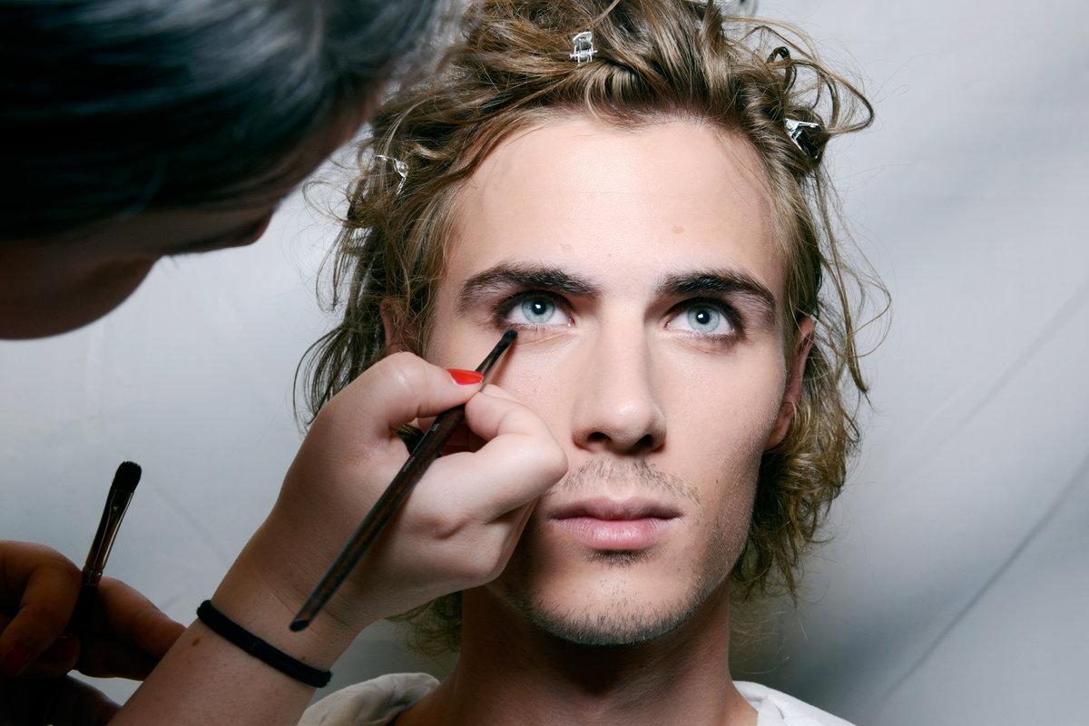 HuffPost's tweet photo. Faking a thicker beard and 6 other makeup tips for men http://t.co/mMjWQs8RoJ http://t.co/C8YD1aKM89