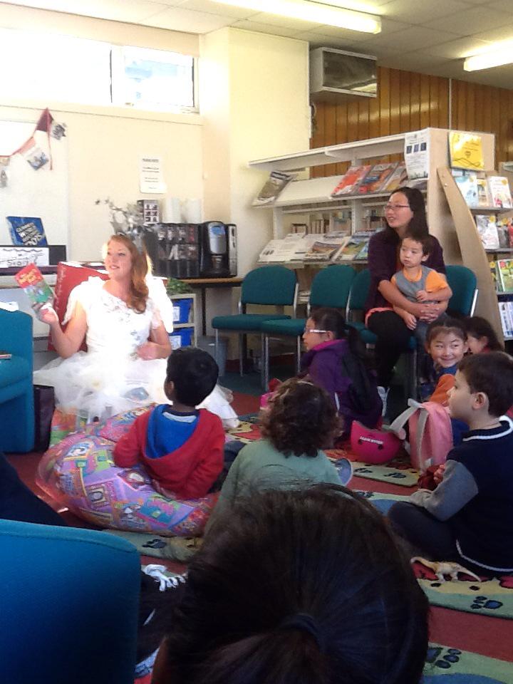 52StoryBooks's tweet photo. The Phonics Fairy flies into @52StoryBooks this morning. Arts, Creativity &amp; Reading @LiteracyLarbey @kitetsa @MyCambs http://t.co/A0GJlvWCf6