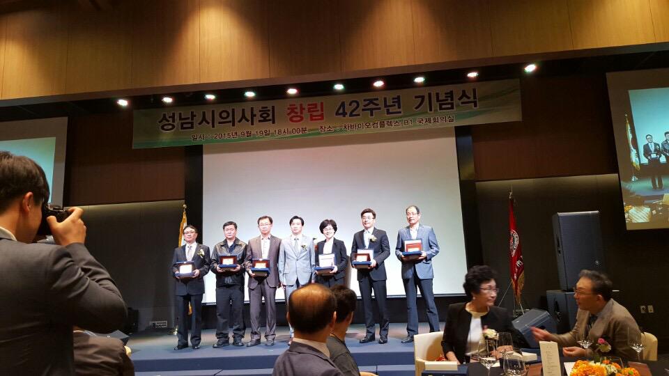 yorippo's tweet photo. #성남시 의사회 창립42주년 기념식현장입니다~ 민・관이 협력해서 선도적인 공공보건의료체계 확립을 위해 노력하겠습니다~ http://t.co/cFpxtP6NBs