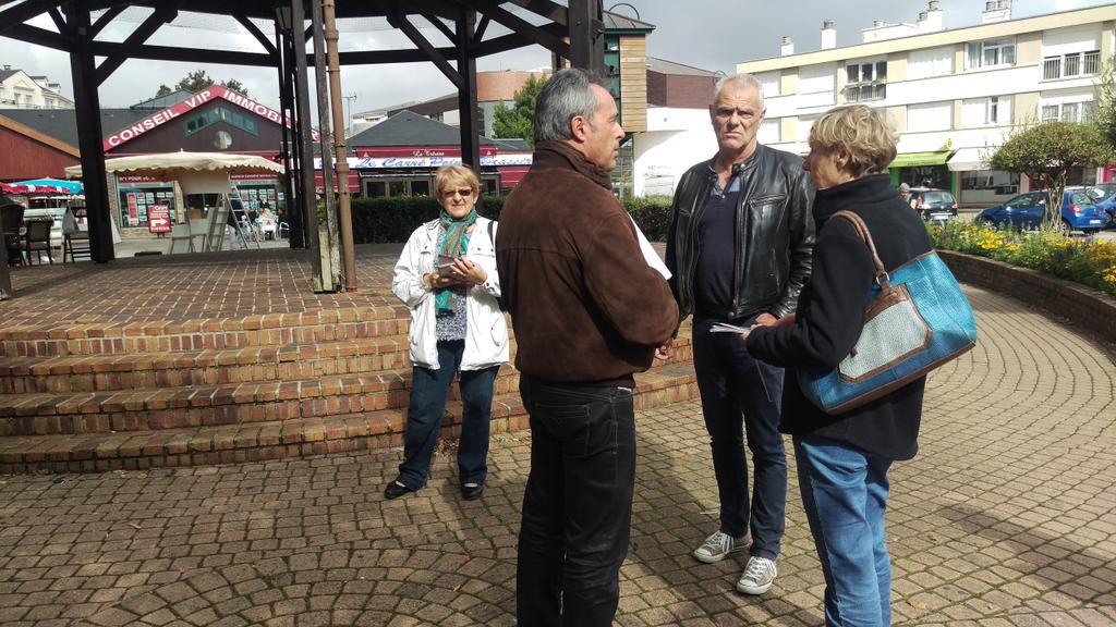 Antoine94350's tweet photo. Séance tractage au #Plessis94 avec les camarades @psportesdebrie @fredericmassot @quentin94350 @DlyP94 @Tifer94 http://t.co/TekS5grr2s