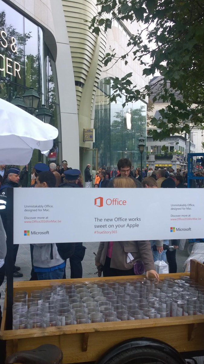 Microsoftbe's tweet photo. Congratulations #Apple with the opening of the first #AppleStore in Belgium! #AppleStoreBruxelles #AppleStoreBrussels http://t.co/l3TEP4ggCp