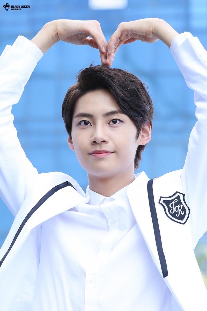 다리 길이만 110cm 라는 팀내 최장신 아이돌.jpg | 인스티즈