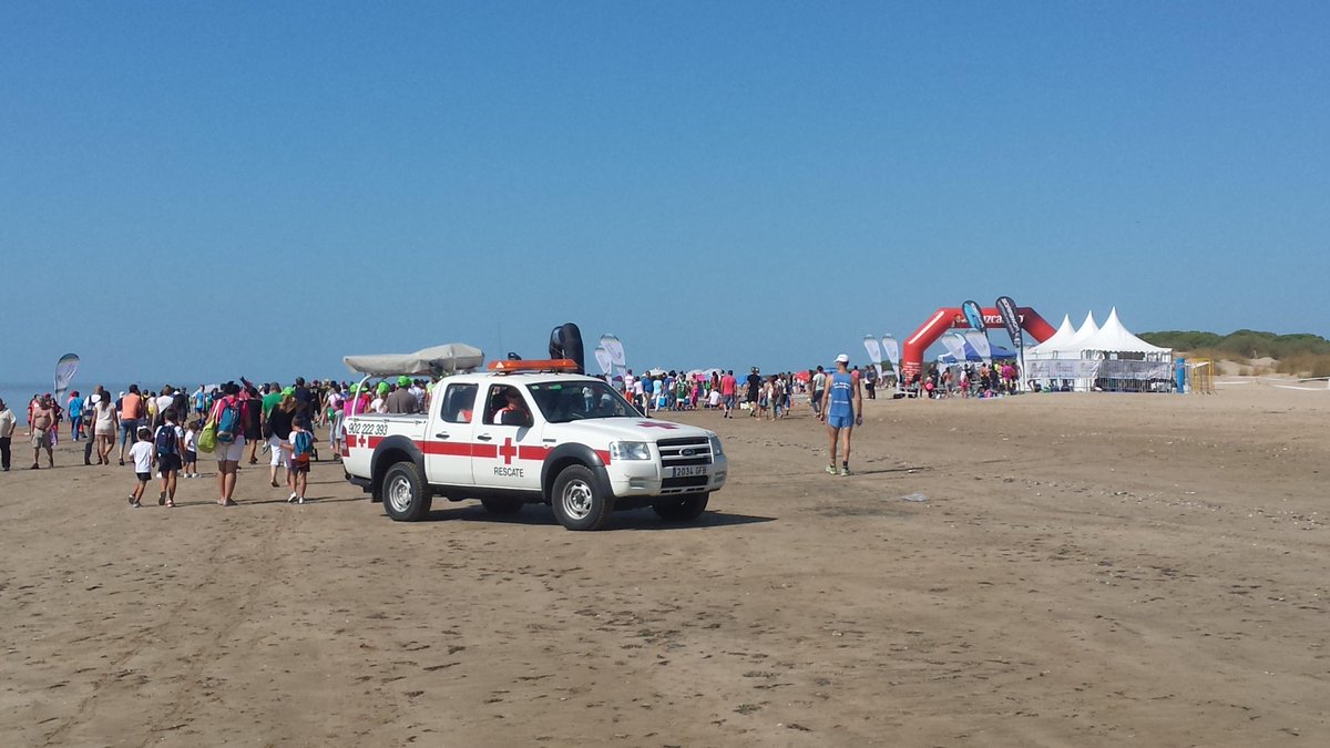 CruzRojaCA's tweet photo. Dispositivo sanitario de @CruzRojaEsp en el triatlon #DesafíoDoñana. @CRE_Emergencias http://t.co/bWs5CRneEh