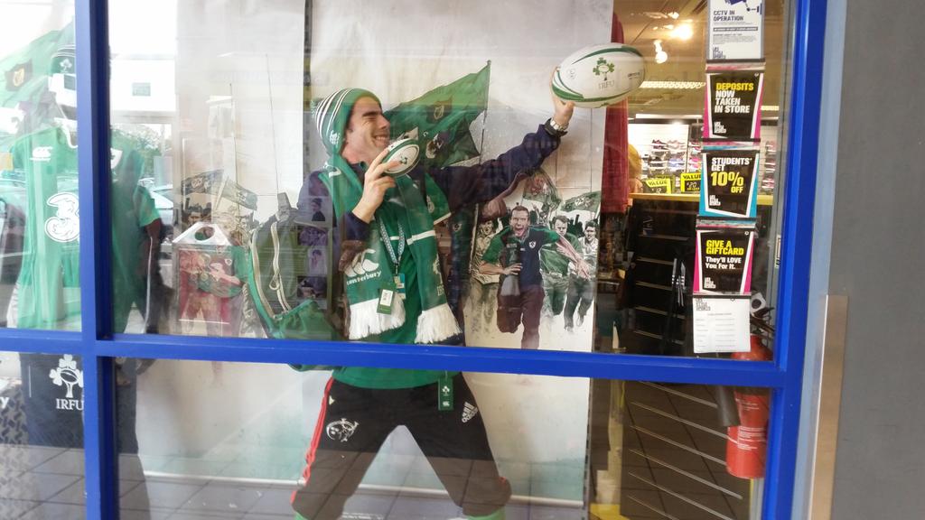 binkystar1106's tweet photo. Grrrr!!!! Come on Ireland!!!! #forvictory #EnnisSC @lifestylesports @louisenevkenn @l_crotty http://t.co/w4Mab7Mccu
