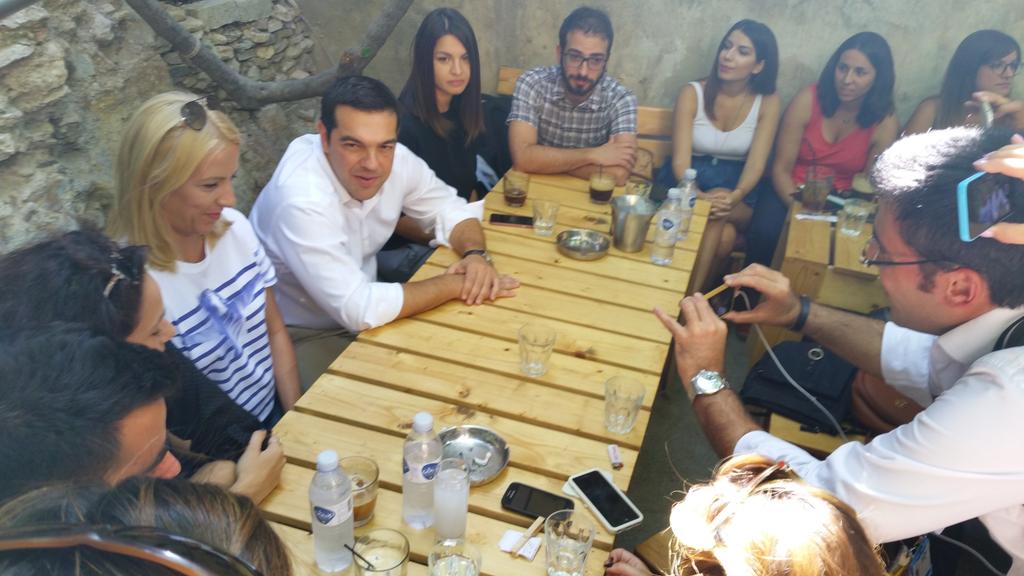 Tsipras déjeune dans le bar le plus branchouille d'Athenes. Il cherche à  mobiliser les jeunes souvent désabusés.