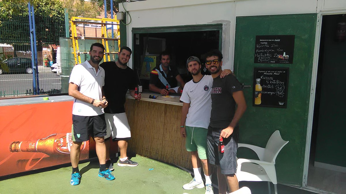 padeltriana's tweet photo. Ratito de convivencia tras el torneo #PadelTriana con @xans_88 @muralladetriana @armijinho @QuiroValls y @MoisesRuz http://t.co/iDBAYo9Ti8