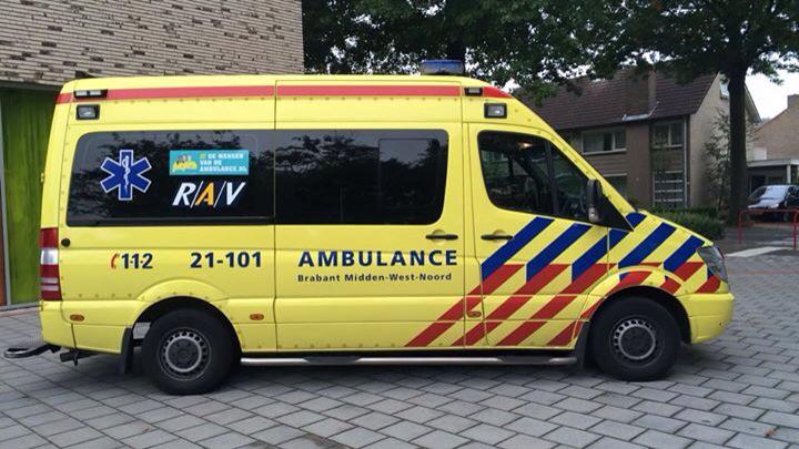 RAVBrabantMWN's tweet photo. Ons ambulanceteam vertelt u graag over de ambulance tijdens de veiligheidsmarkt in Vlijmen. #vmgh http://t.co/LePro0dZGm